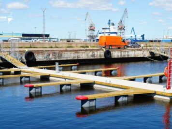 Betongpontoner med gångbara Y-bommar vid Extra Marina