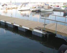 Båtbrygga med plastpontoner vid Westmers hamn i Haapsalu