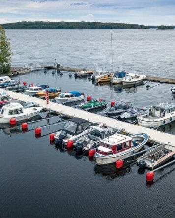 Betongpontoner och Y-bommar vid Vaheri hamn