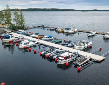 Betongpontoner och Y-bommar vid Vaheri hamn