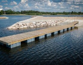 Träbryggor med plastpontoner vid Vasknarva