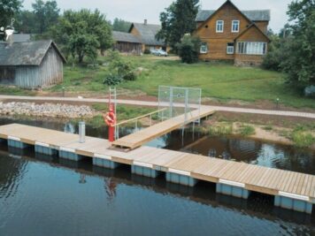 Flytbrygga med plastpontoner, fendrar, SOS-stolpe och grind