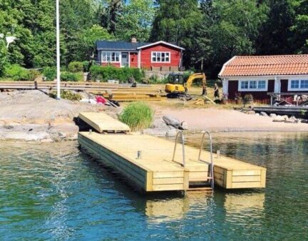 Privat brygga byggd vid strand i Sverige