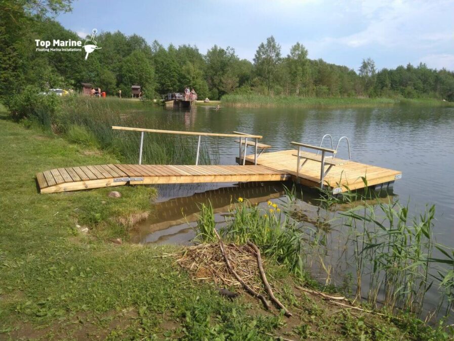 Badbrygga med landgång som flytbrygga för privat strandtomt