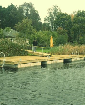 Flytbrygga med betongpontoner för privat brygga i skyddat läge