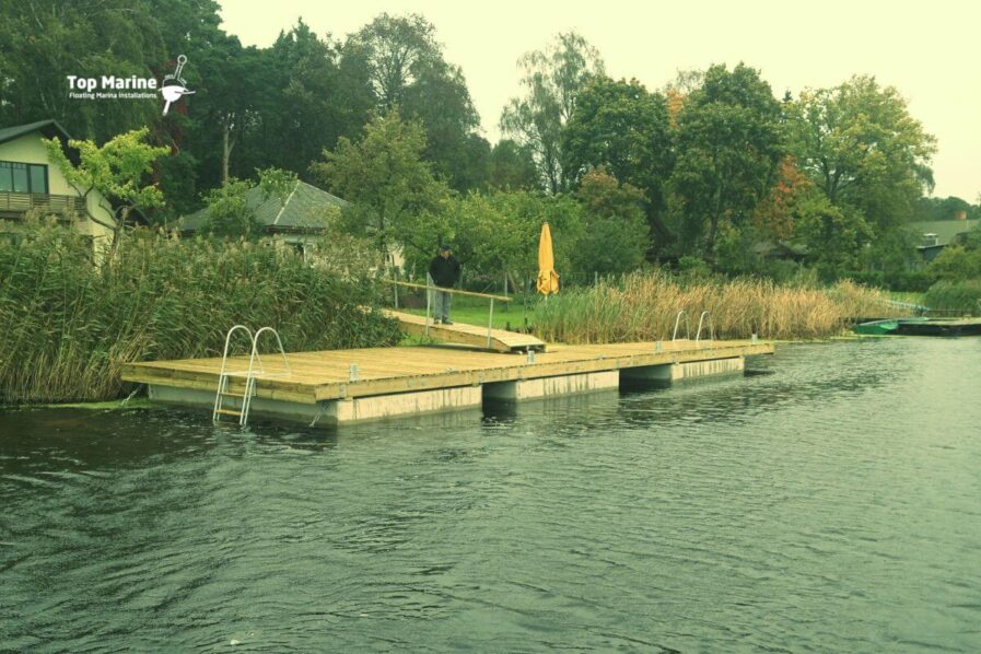 Flytbrygga med betongpontoner för privat brygga i skyddat läge