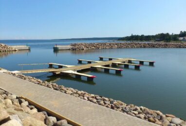 Trä- och betongbryggor med betongflytkroppar i skyddad hamn